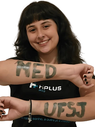 Aluna aprovada do HPLUSON com “MED UNIRIO” escrito no braço
